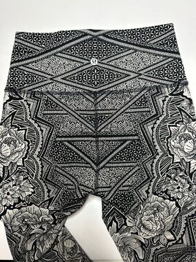 Lululemon Wunder Under Black & White Geometric Floral Leggings Size 6